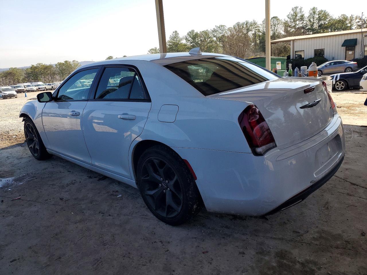 2022 Chrysler 300 Touring - Image 2