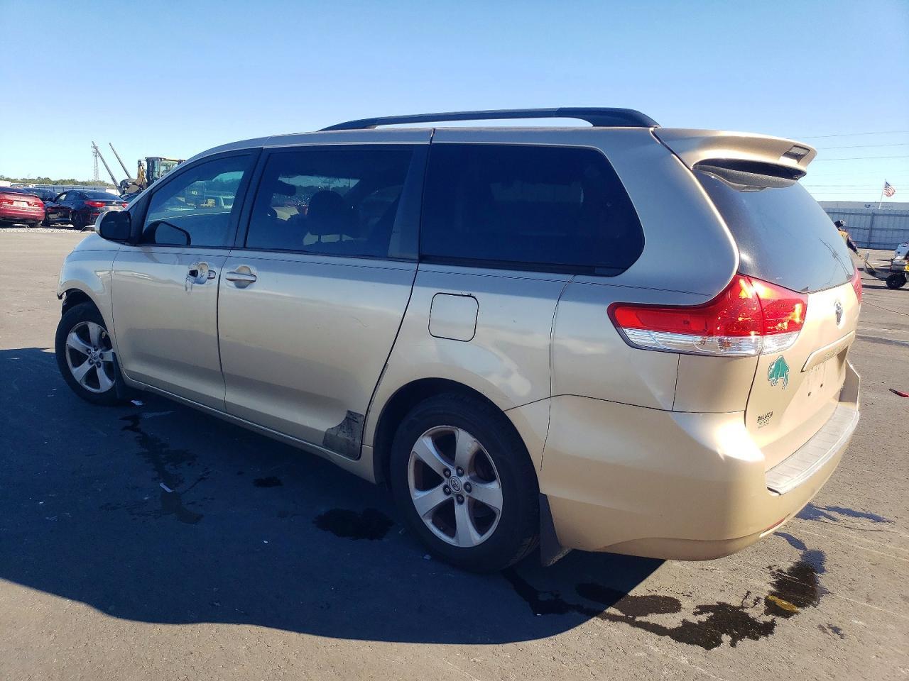2012 Toyota Sienna Le - Image 2