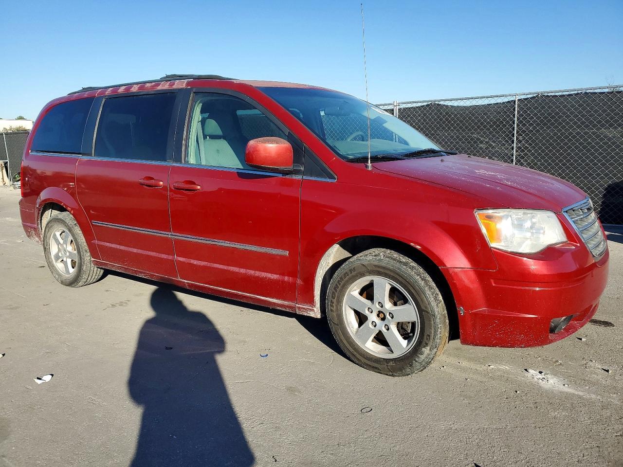 2010 Chrysler Town & Country Touring - Image 4