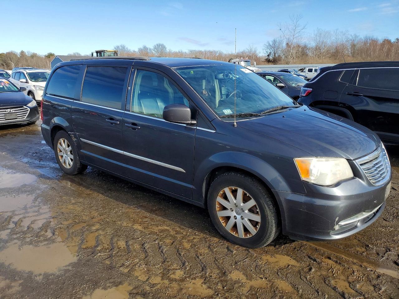2014 Chrysler Town & Country Touring - Image 4