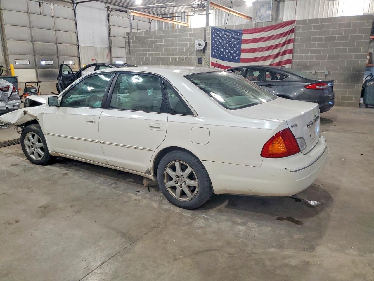 2001 Toyota Avalon 4D - Image 2