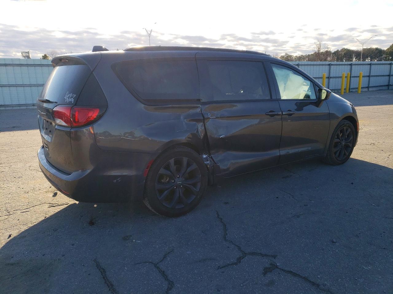 2020 Chrysler Pacifica Touring L - Image 3