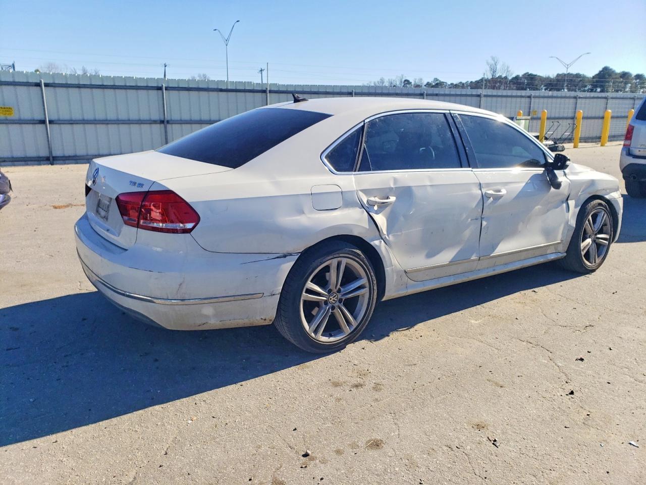 2015 Volkswagen Passat Se - Image 3