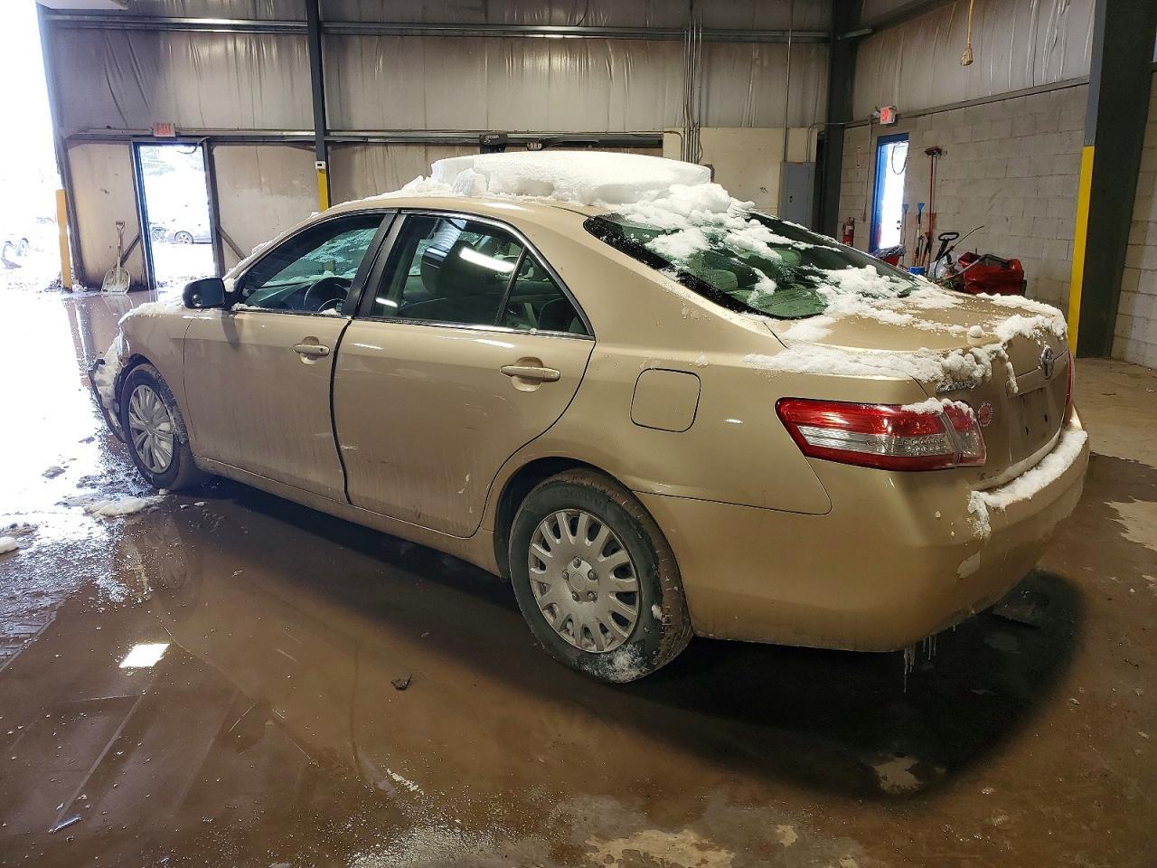 2010 Toyota Camry Base - Фото 2