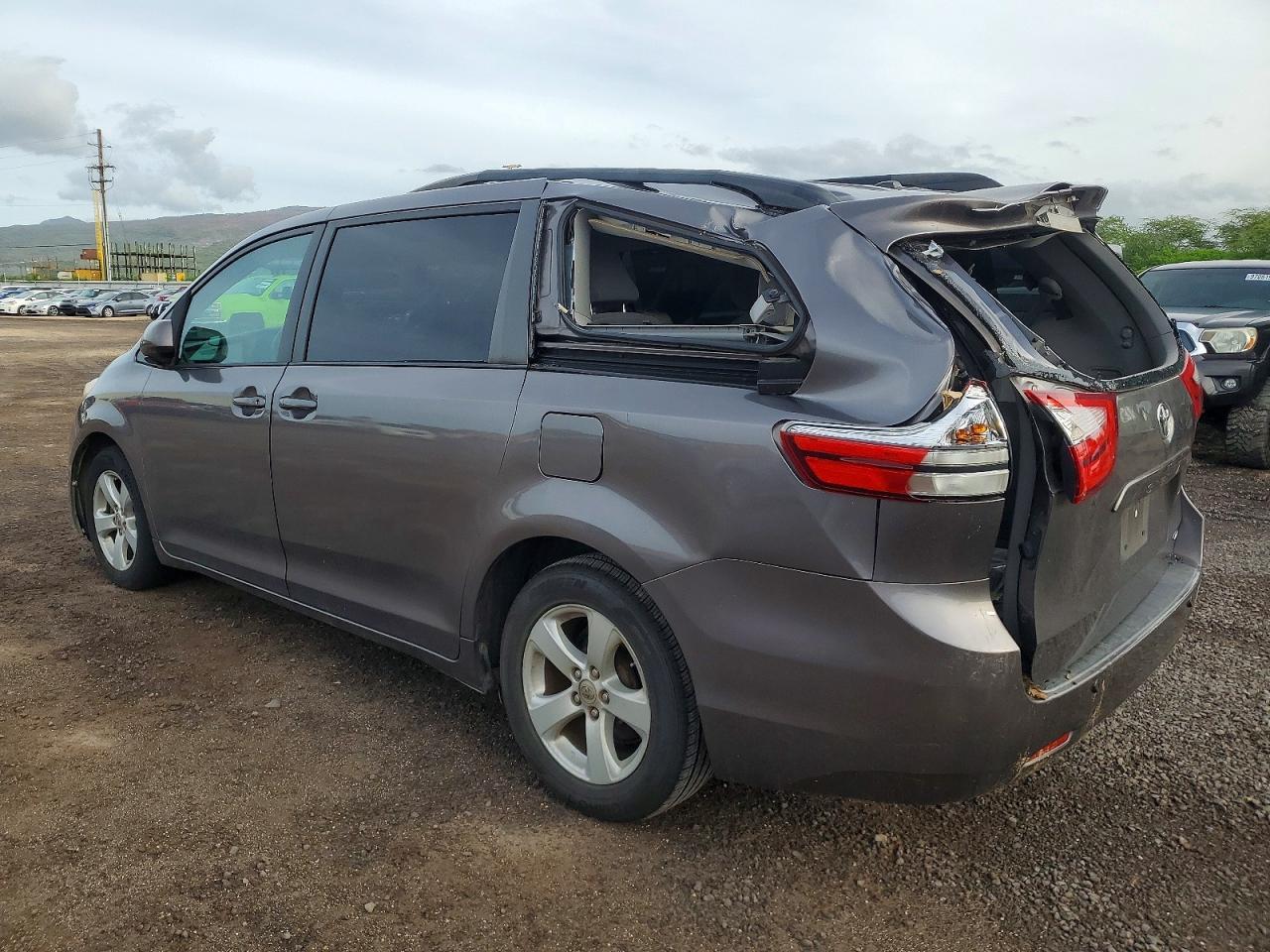2015 Toyota Sienna - Image 2