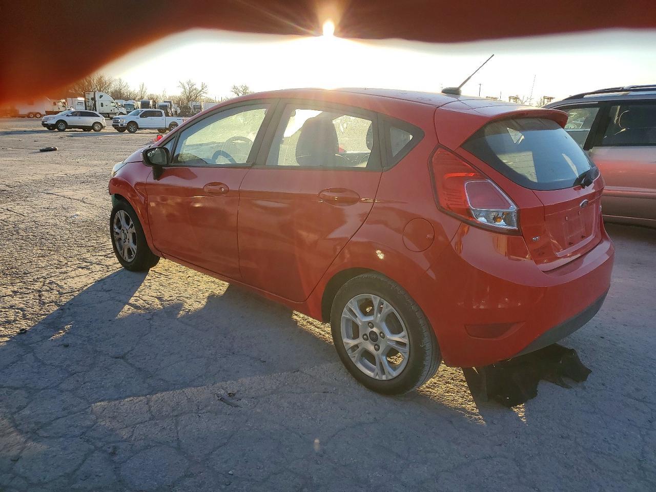 2015 Ford Fiesta Se - Фото 2
