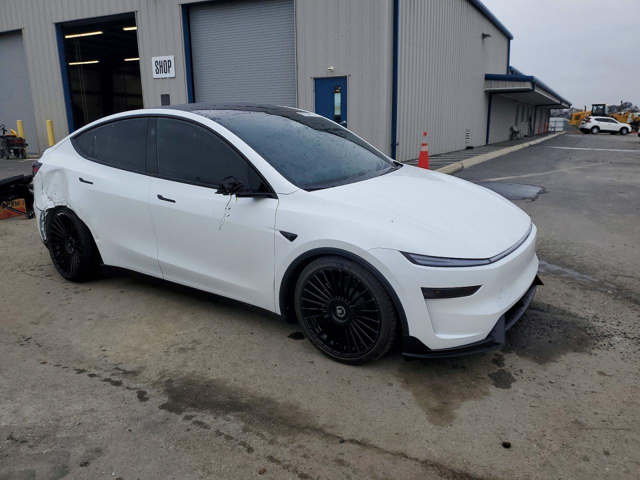 2026 Tesla Model Y - Фото 4