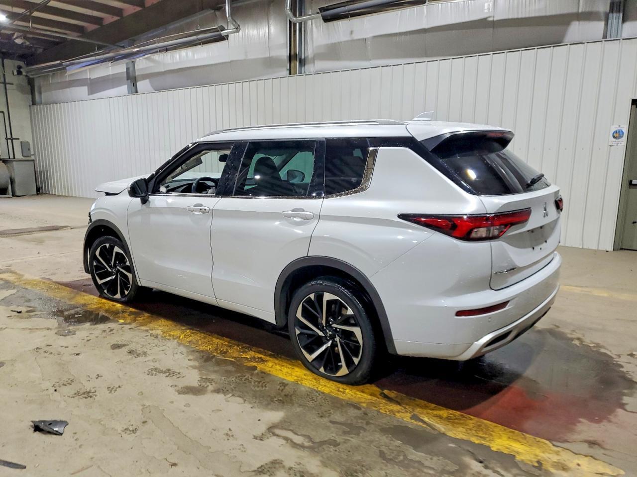 2023 Mitsubishi Outlander Sel - Image 2