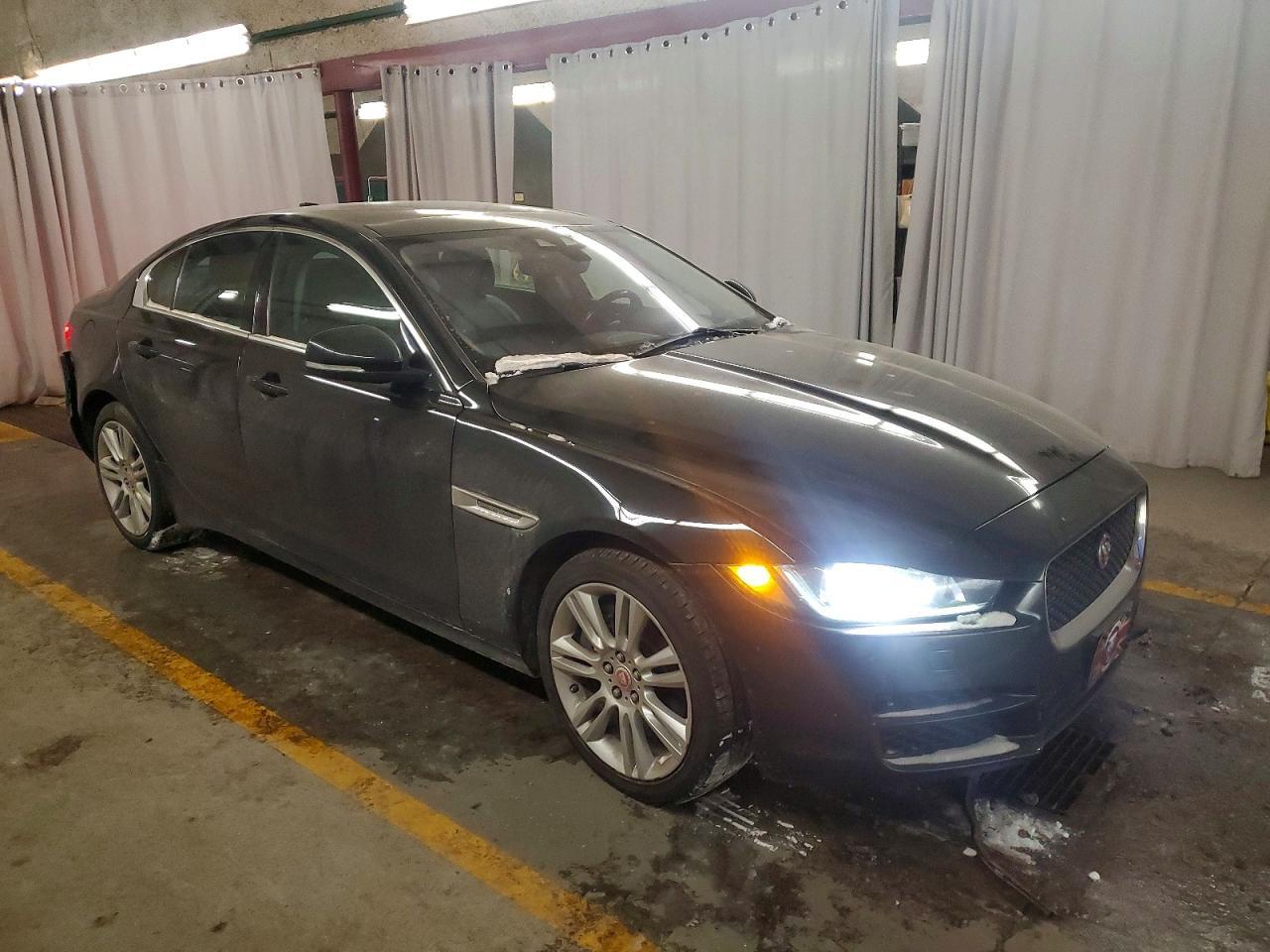 2019 Jaguar Xe Premium - Фото 4