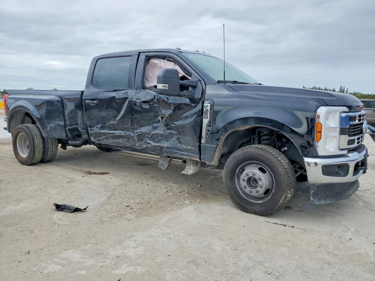 2025 Ford F350 Super Duty - Фото 4