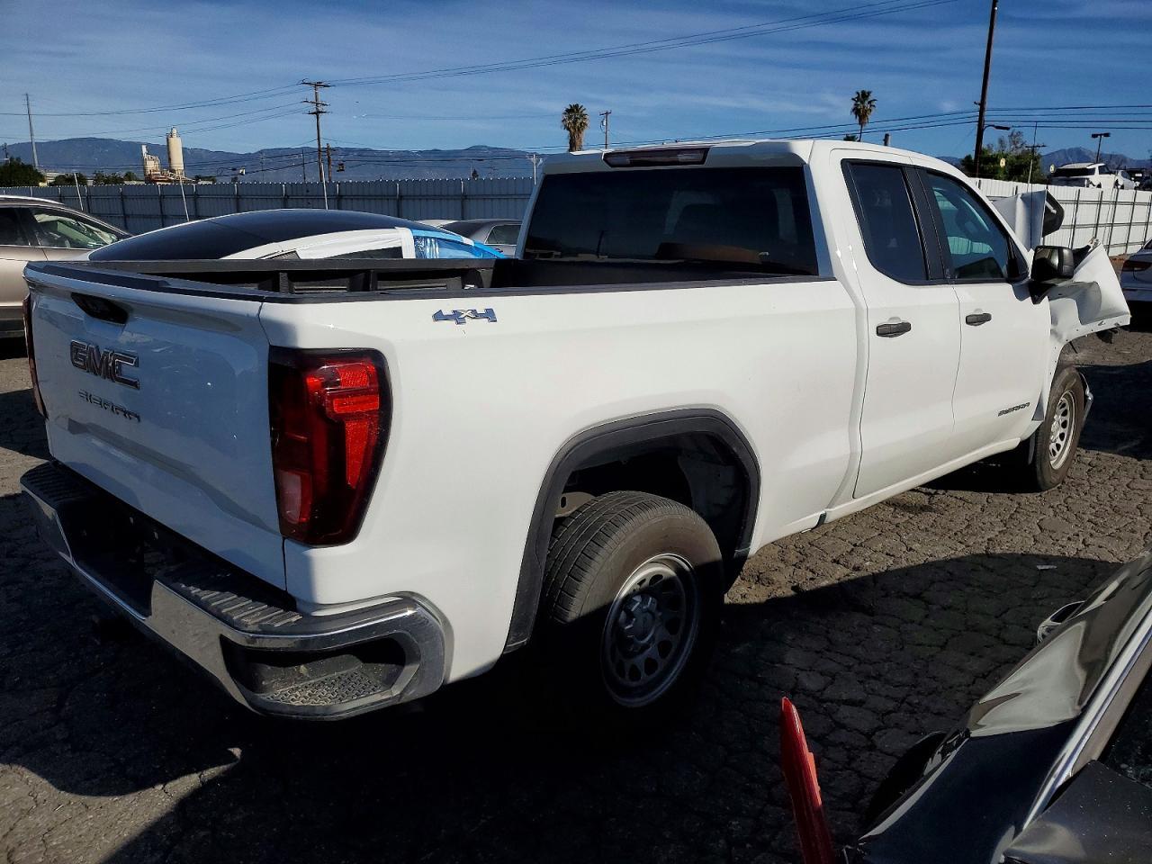 2022 GMC Sierra K1500 - Image 3