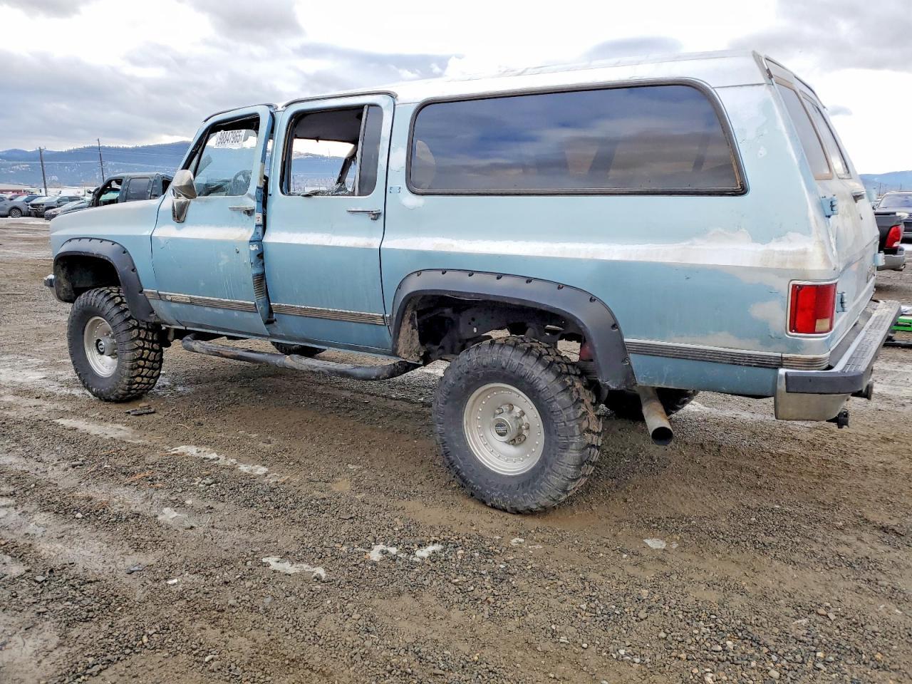 1990 Chevrolet Suburban V2500 - Image 2