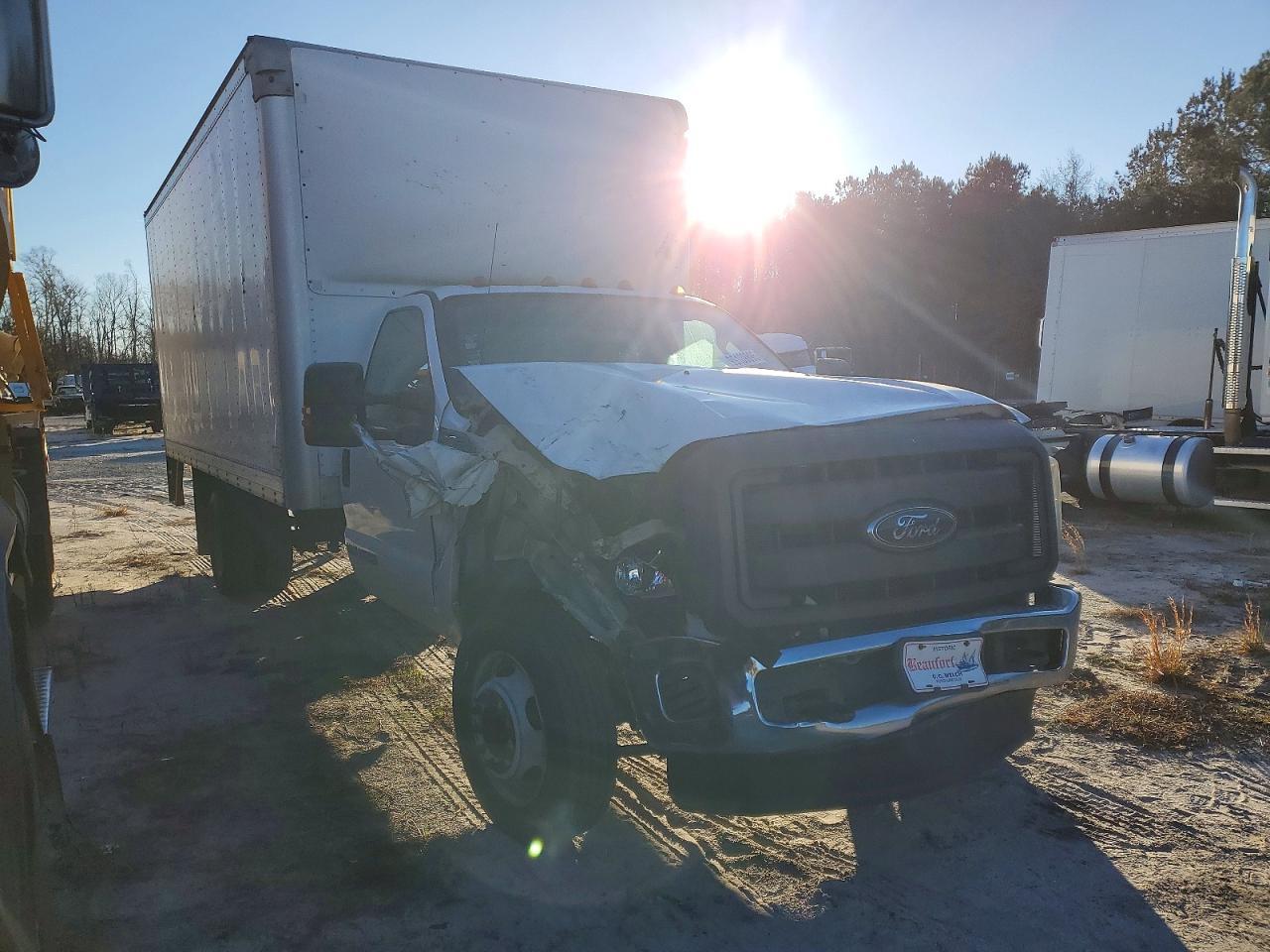 2016 Ford F550 Super Duty Box Truck - Image 4