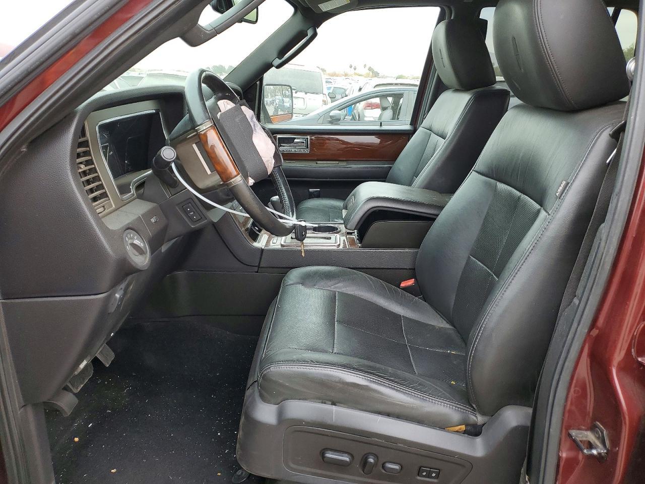 2013 Lincoln Townhouse Navigator - Image 7