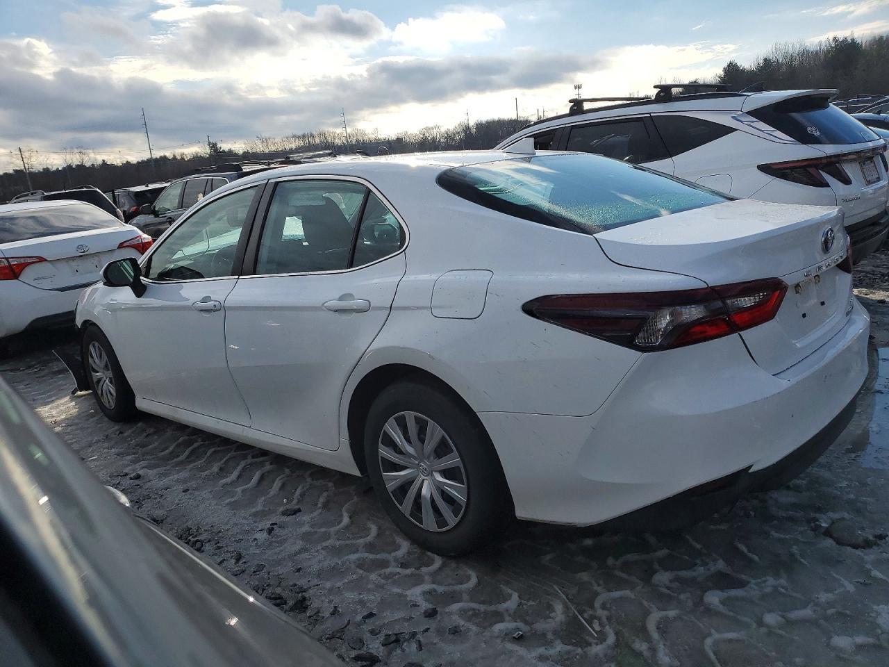 2022 Toyota Camry Hybrid Le - Фото 2