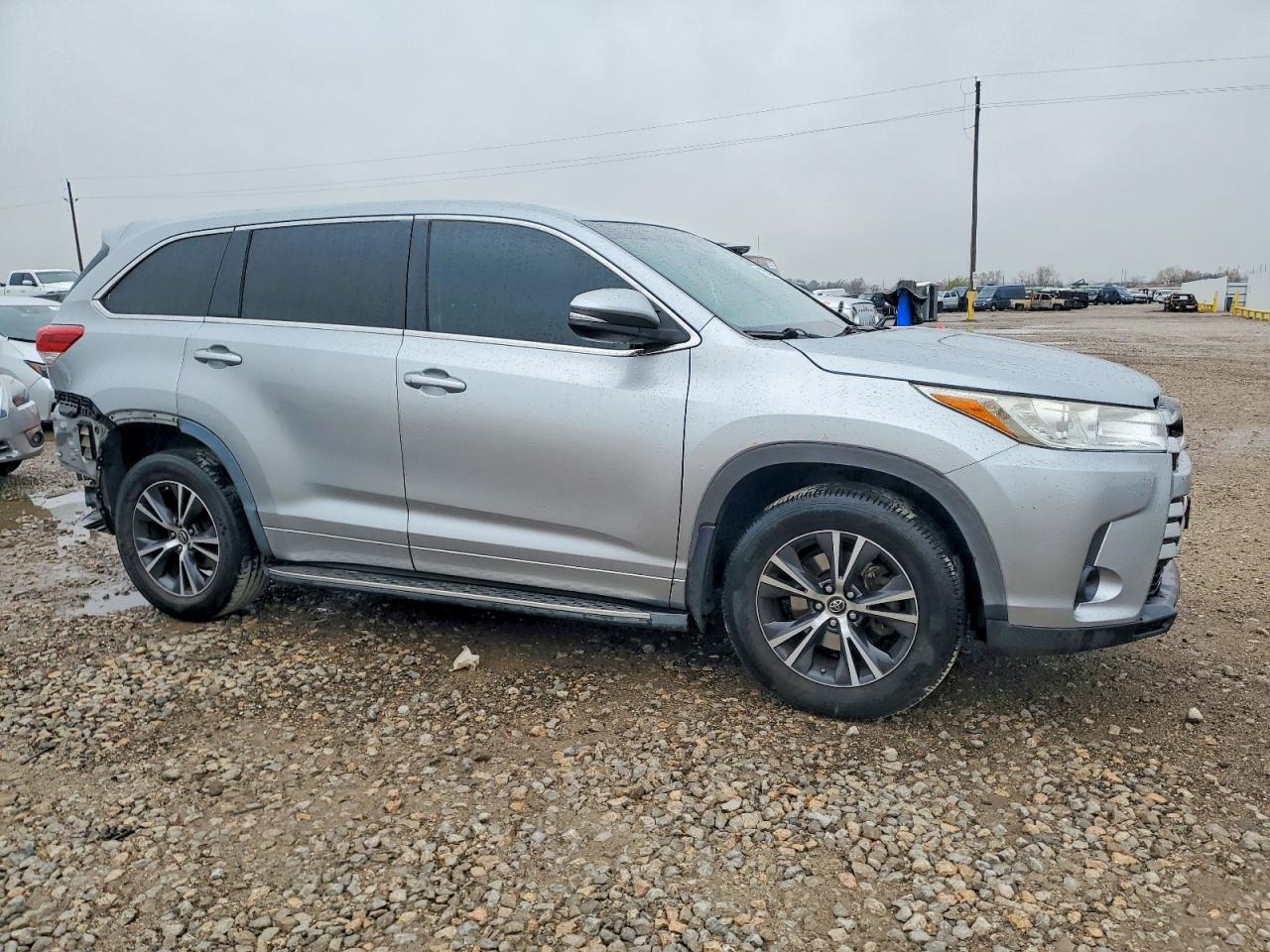 2017 Toyota Highlander Le - Фото 4