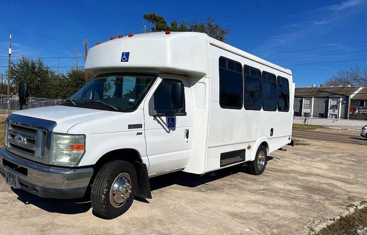 2014 Ford Econoline E450 Super Duty Cutaway Van - Фото 2