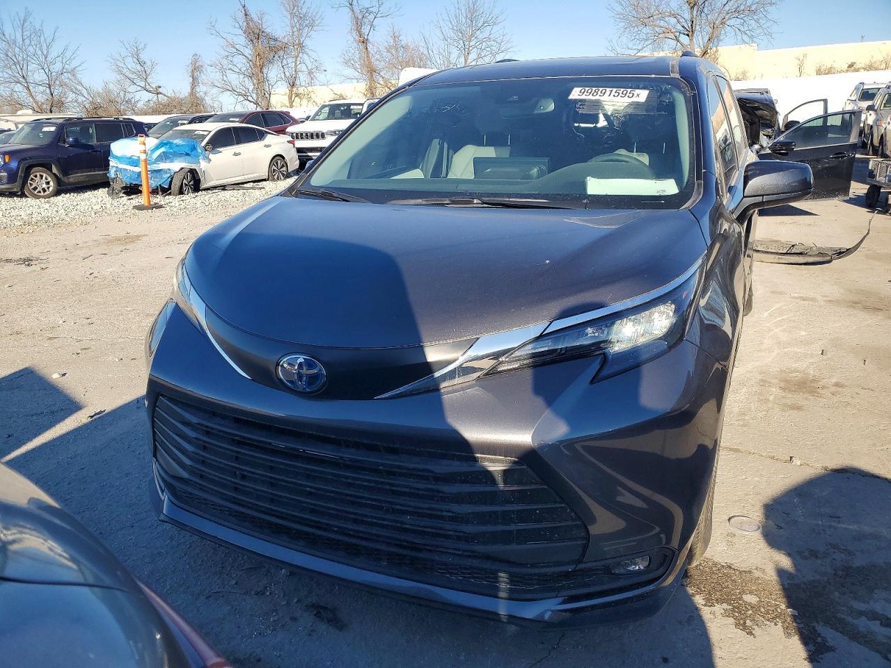 2025 Toyota Sienna Xle - Image 5