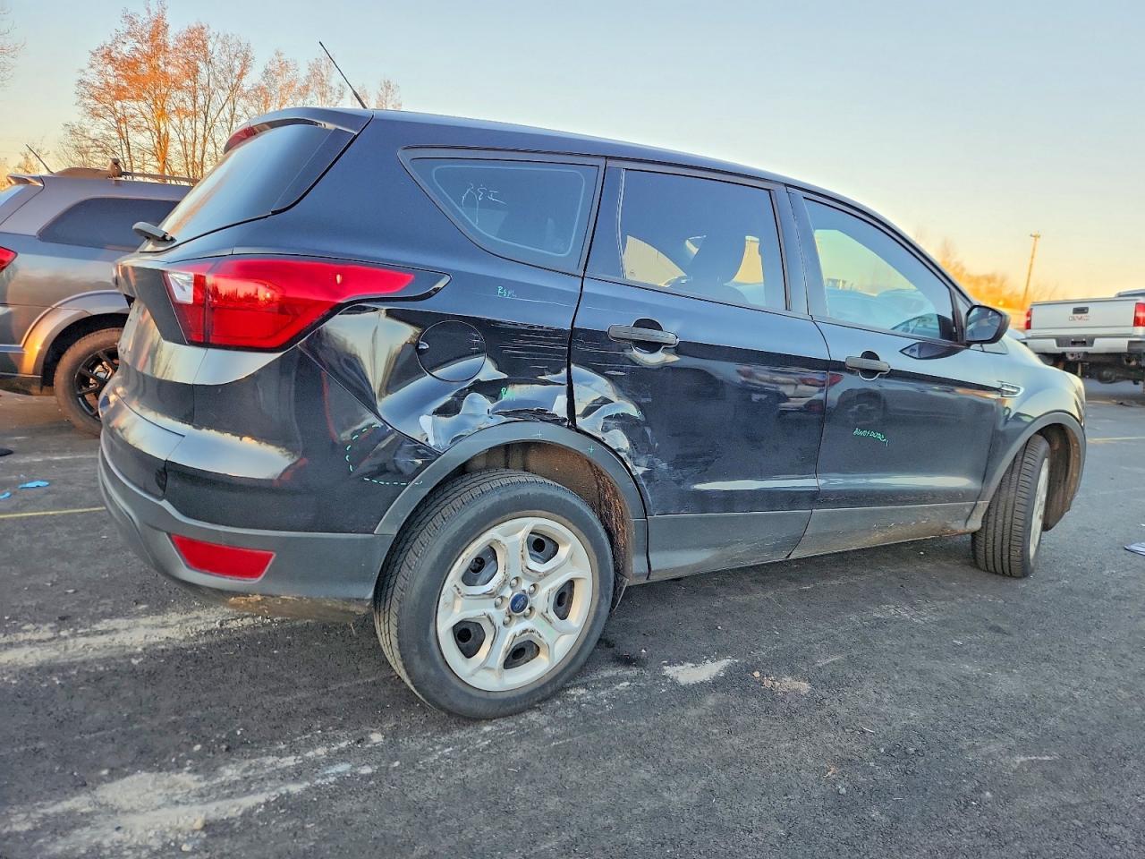 2019 Ford Escape S - Фото 3