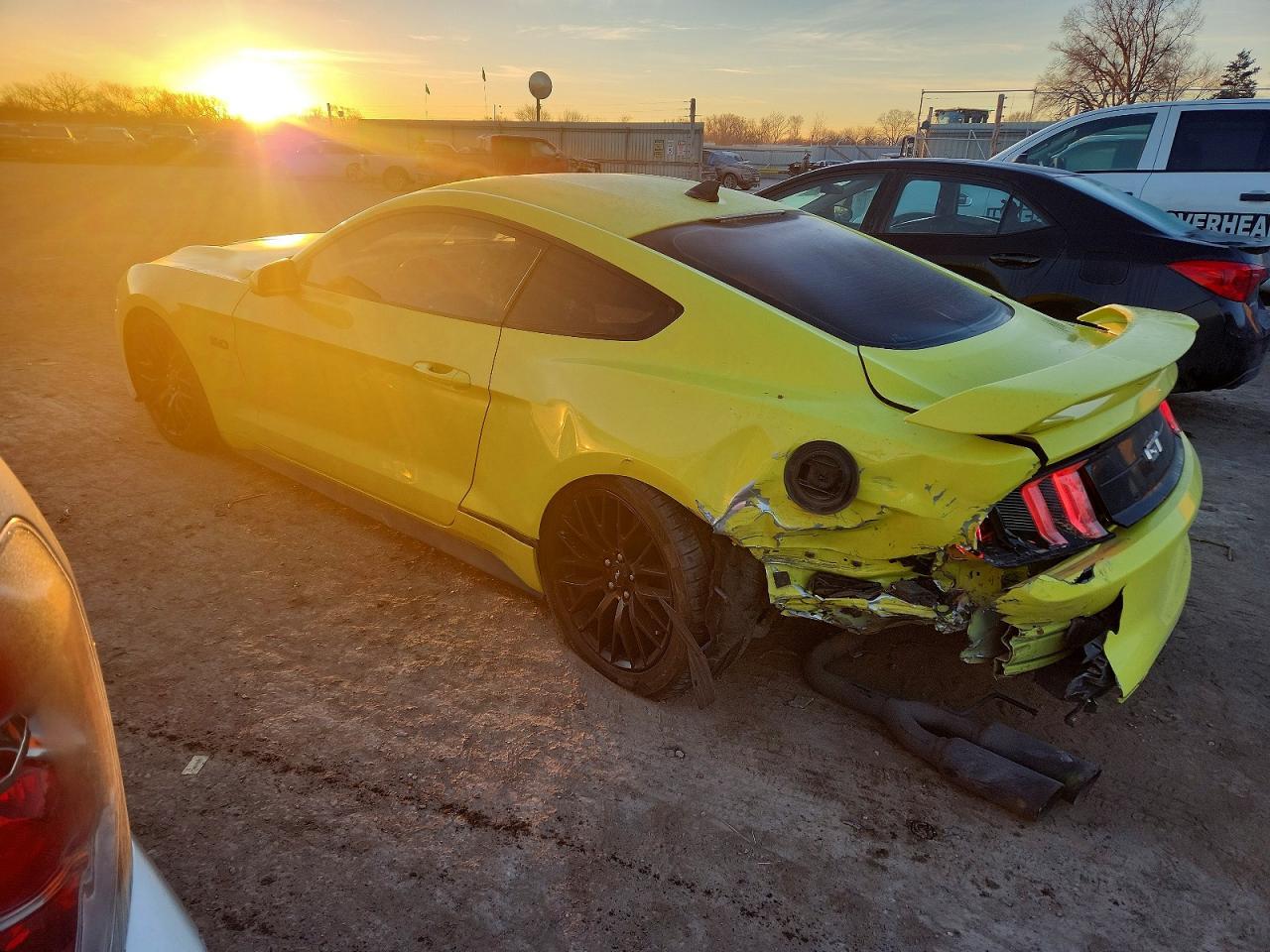 2021 Ford Mustang Gt - Фото 2