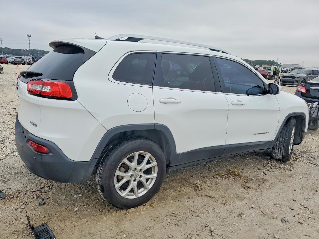 2017 Jeep Cherokee Latitude - Image 3