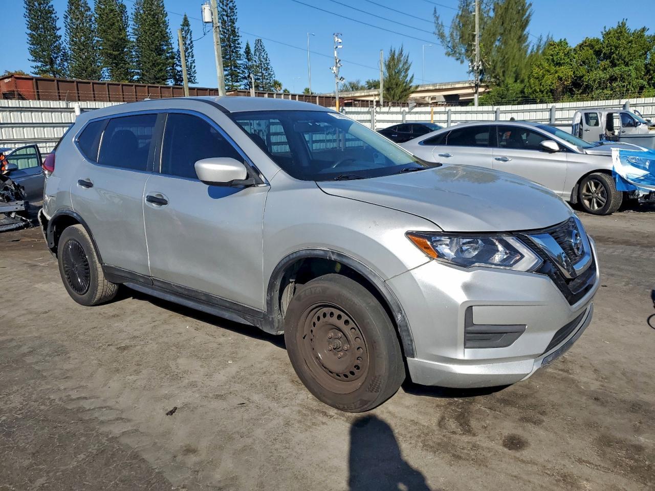 2017 Nissan Rogue S - Image 4