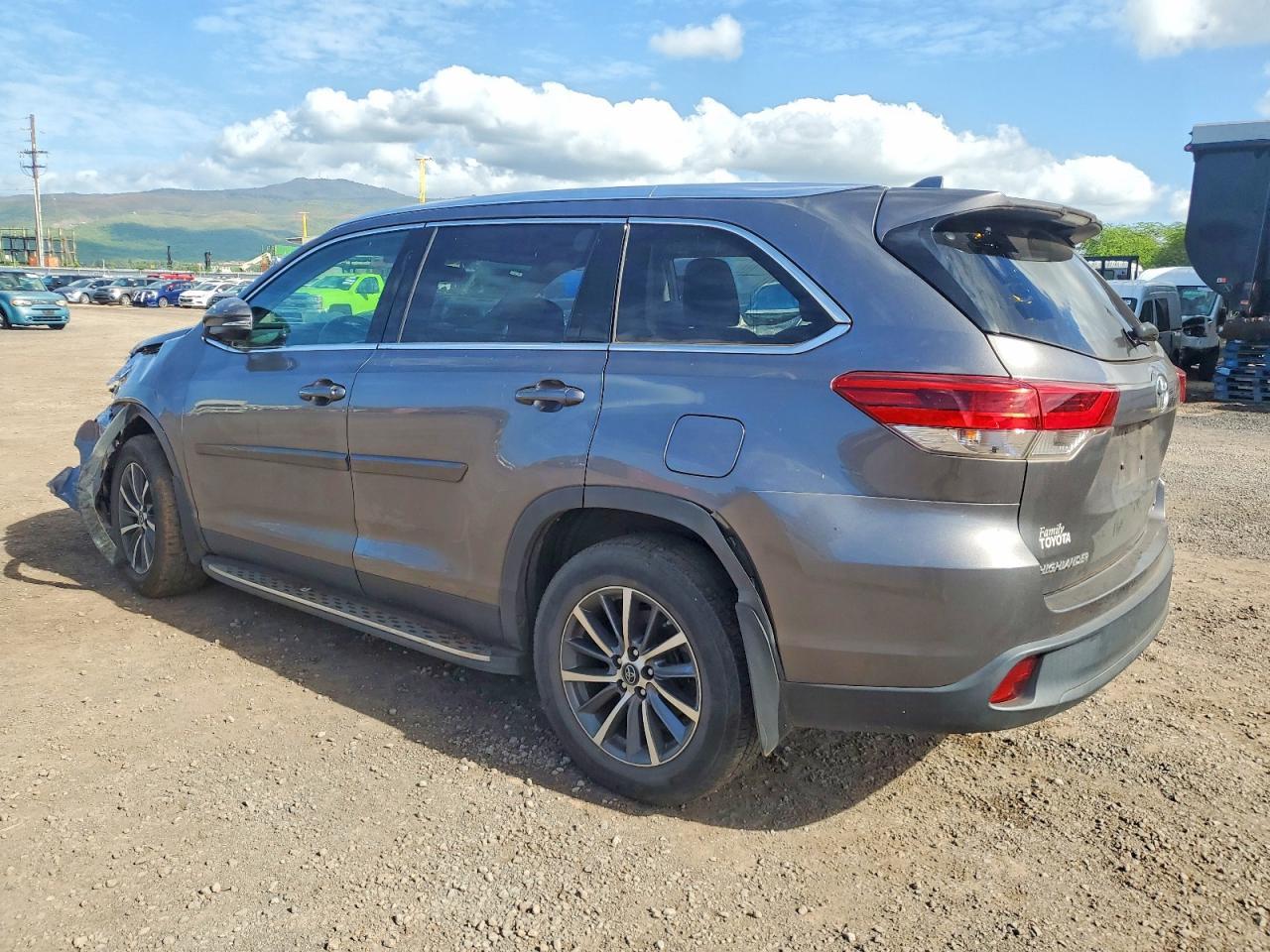 2019 Toyota Highlander Se - Image 2