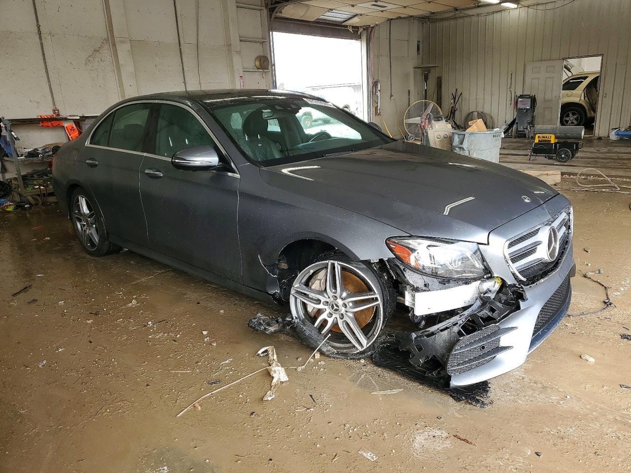 2019 Mercedes-Benz E 300D - Фото 4