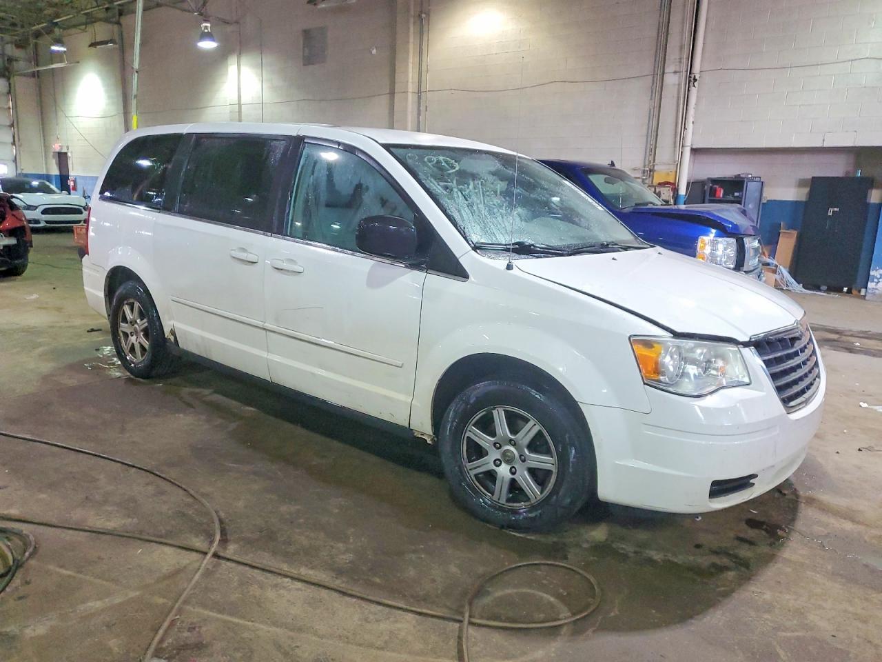 2010 Chrysler Town & Country Lx - Фото 4