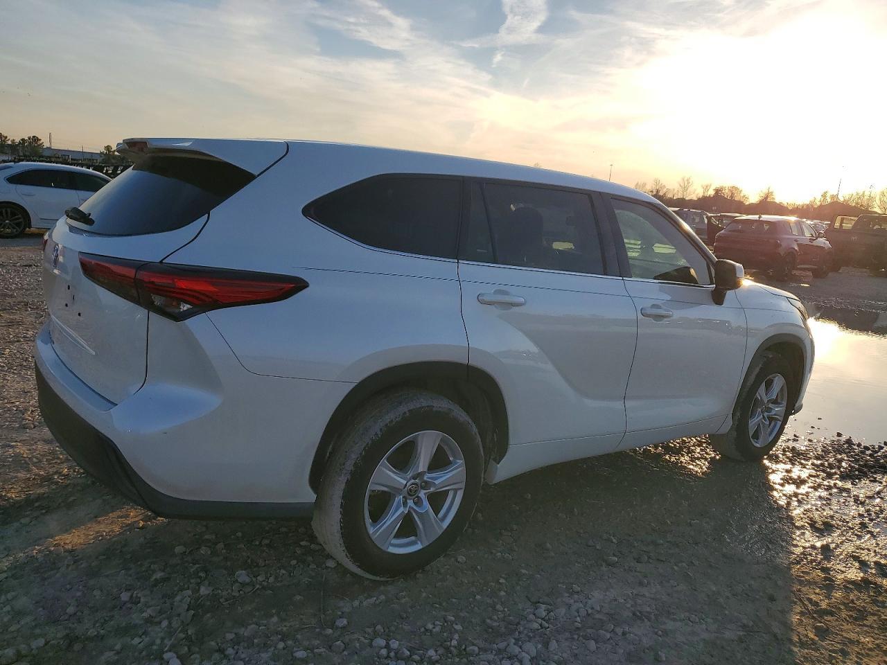 2020 Toyota Highlander L - Image 3