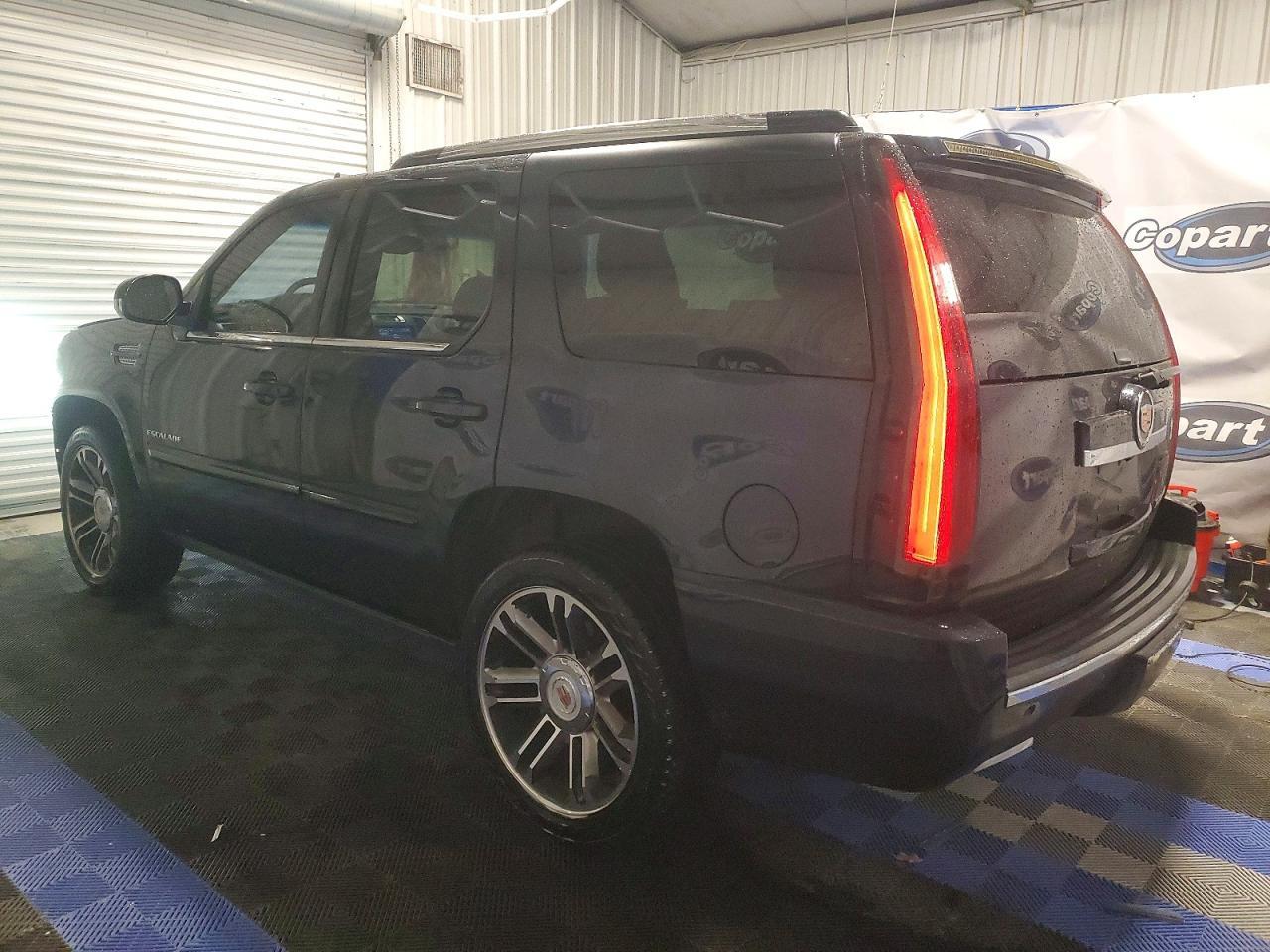 2013 Cadillac Escalade Premium - Фото 2