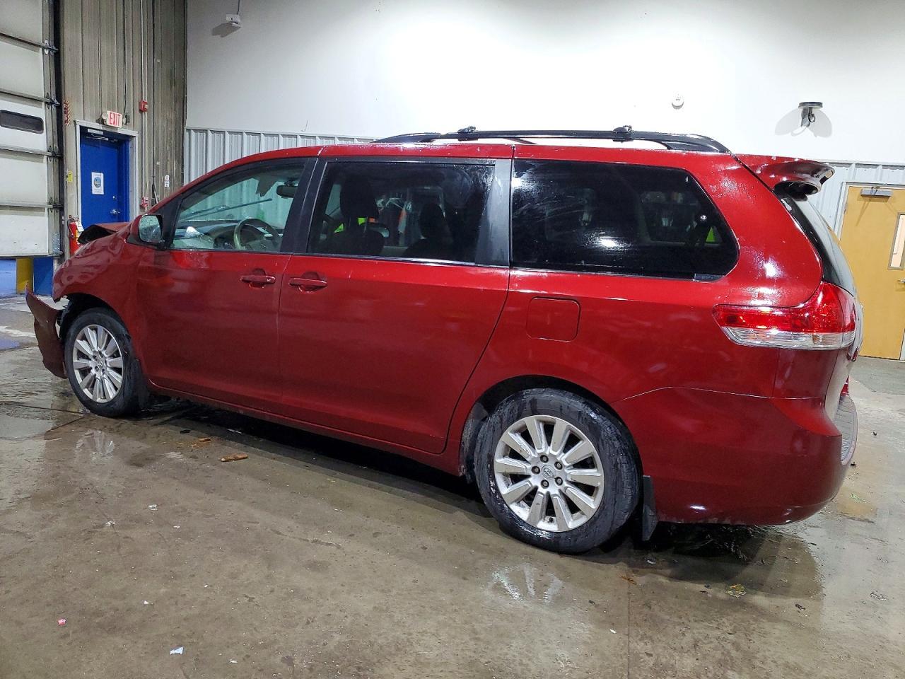 2014 Toyota Sienna Le 7-Passenger - Image 2