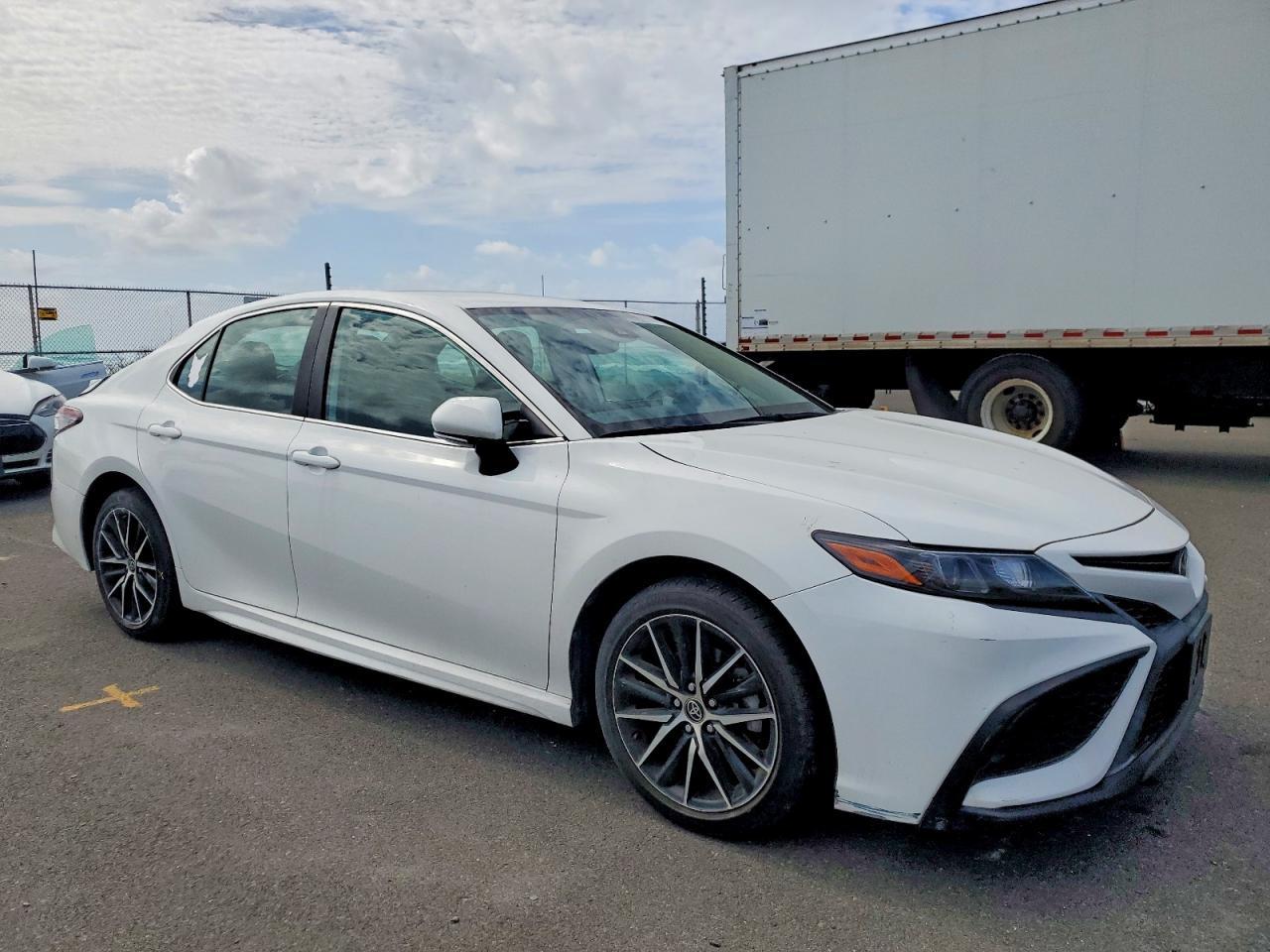 2022 Toyota Camry Se - Image 4