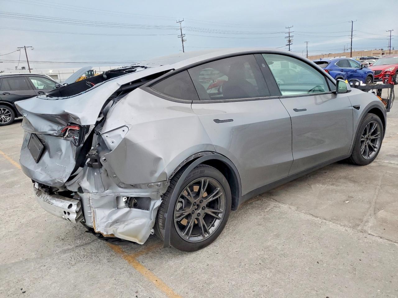 2025 Tesla Model Y - Фото 3