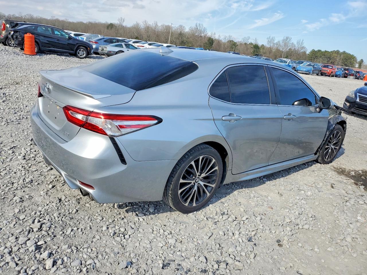 2020 Toyota Camry Se - Фото 3
