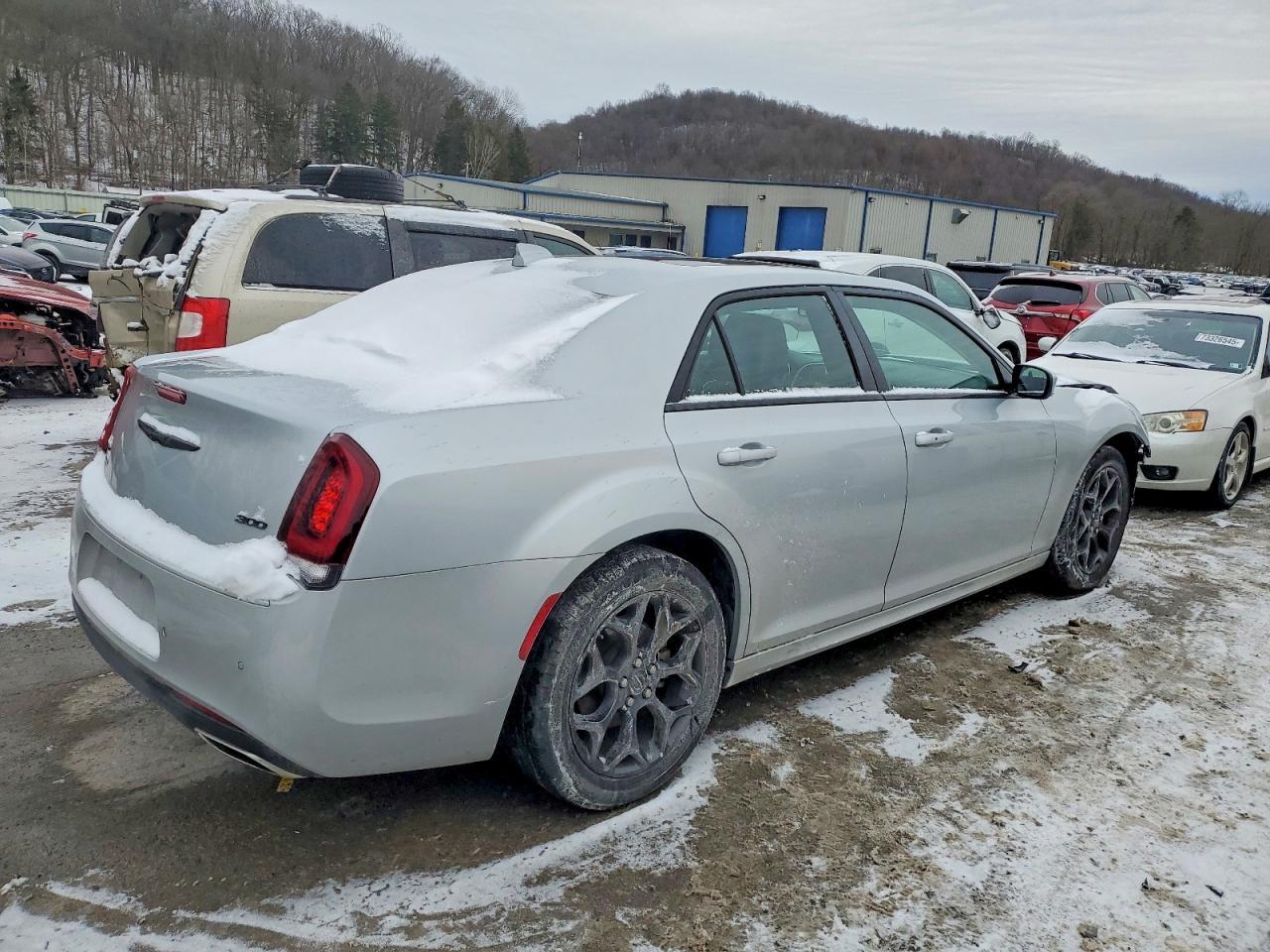 2023 Chrysler 300 Touring L - Фото 3