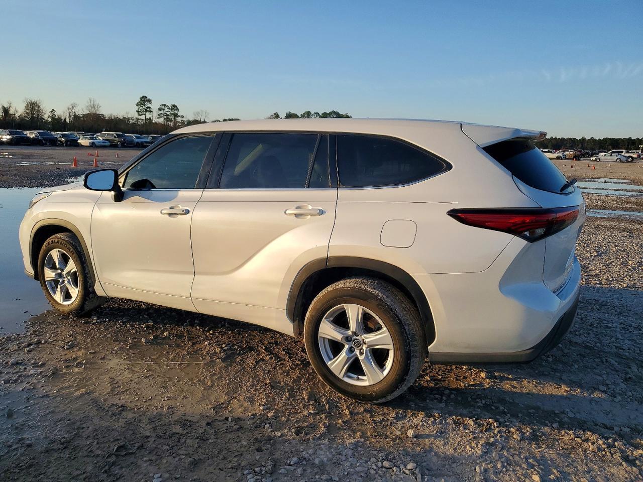 2020 Toyota Highlander L - Image 2