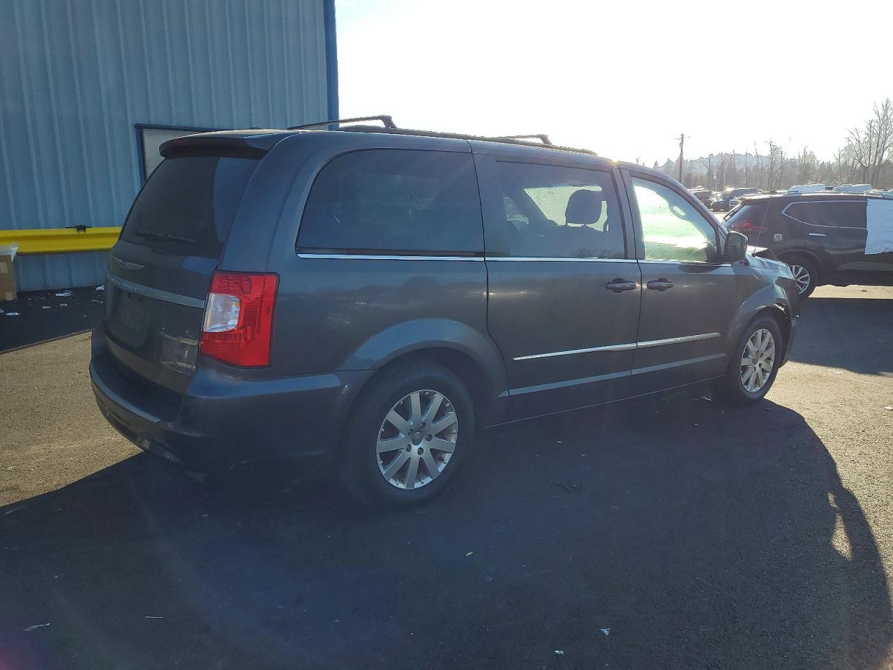 2016 Chrysler Town & Country Touring - Image 3