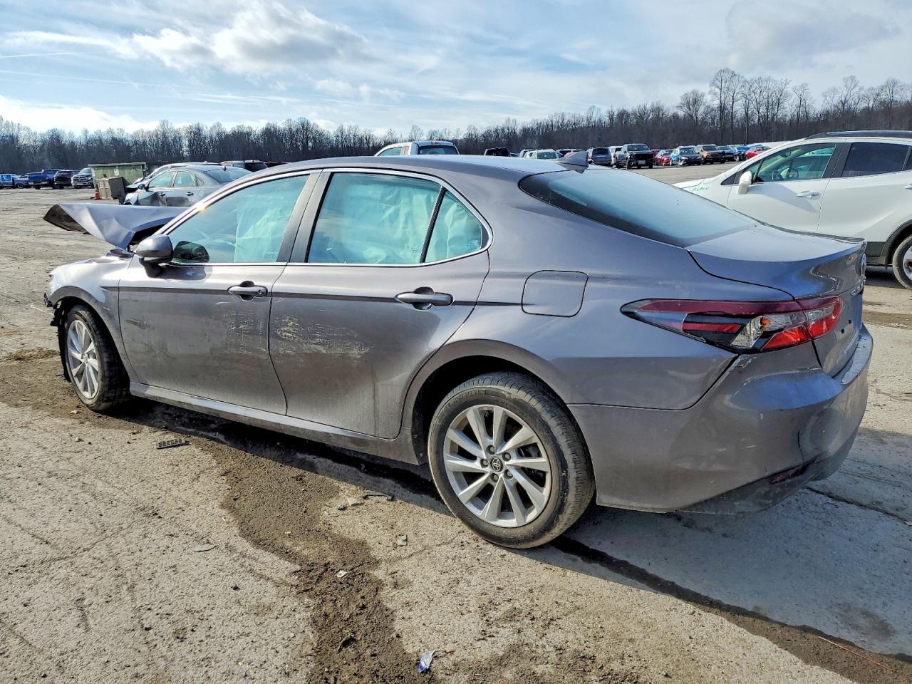 2022 Toyota Camry Le - Фото 2