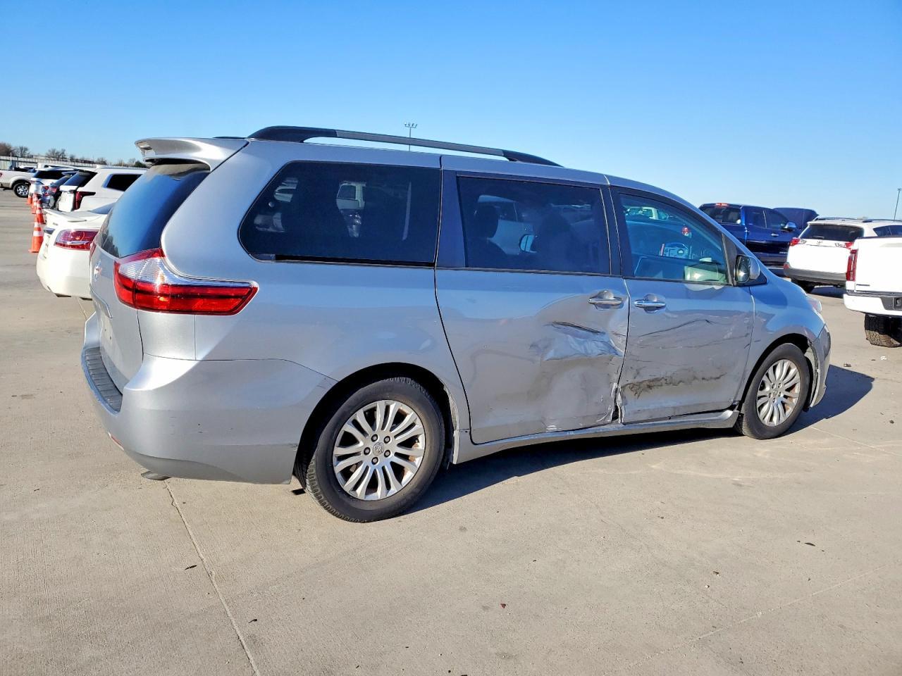 2015 Toyota Sienna Xle - Фото 3