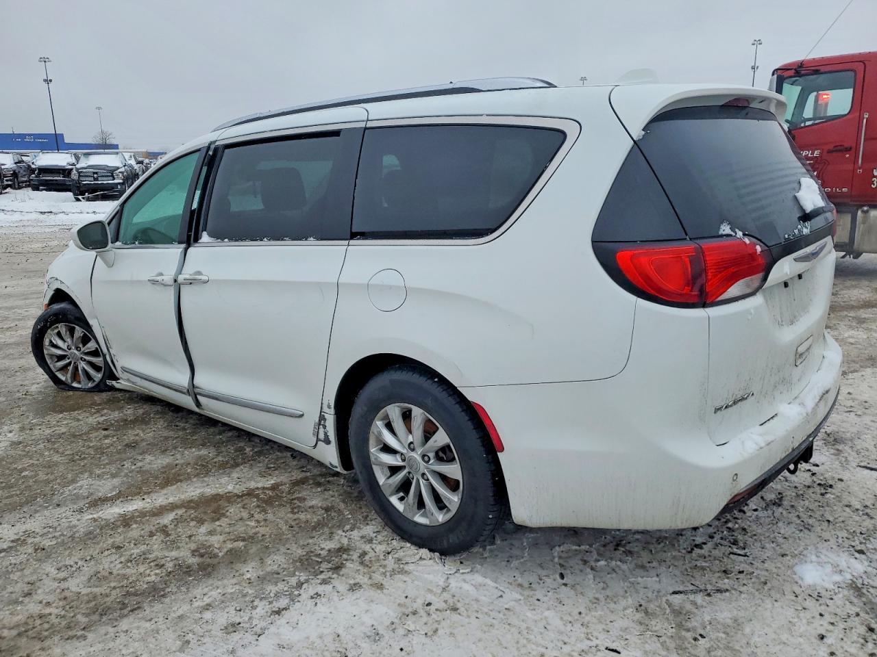 2019 Chrysler Pacifica Touring L - Фото 2