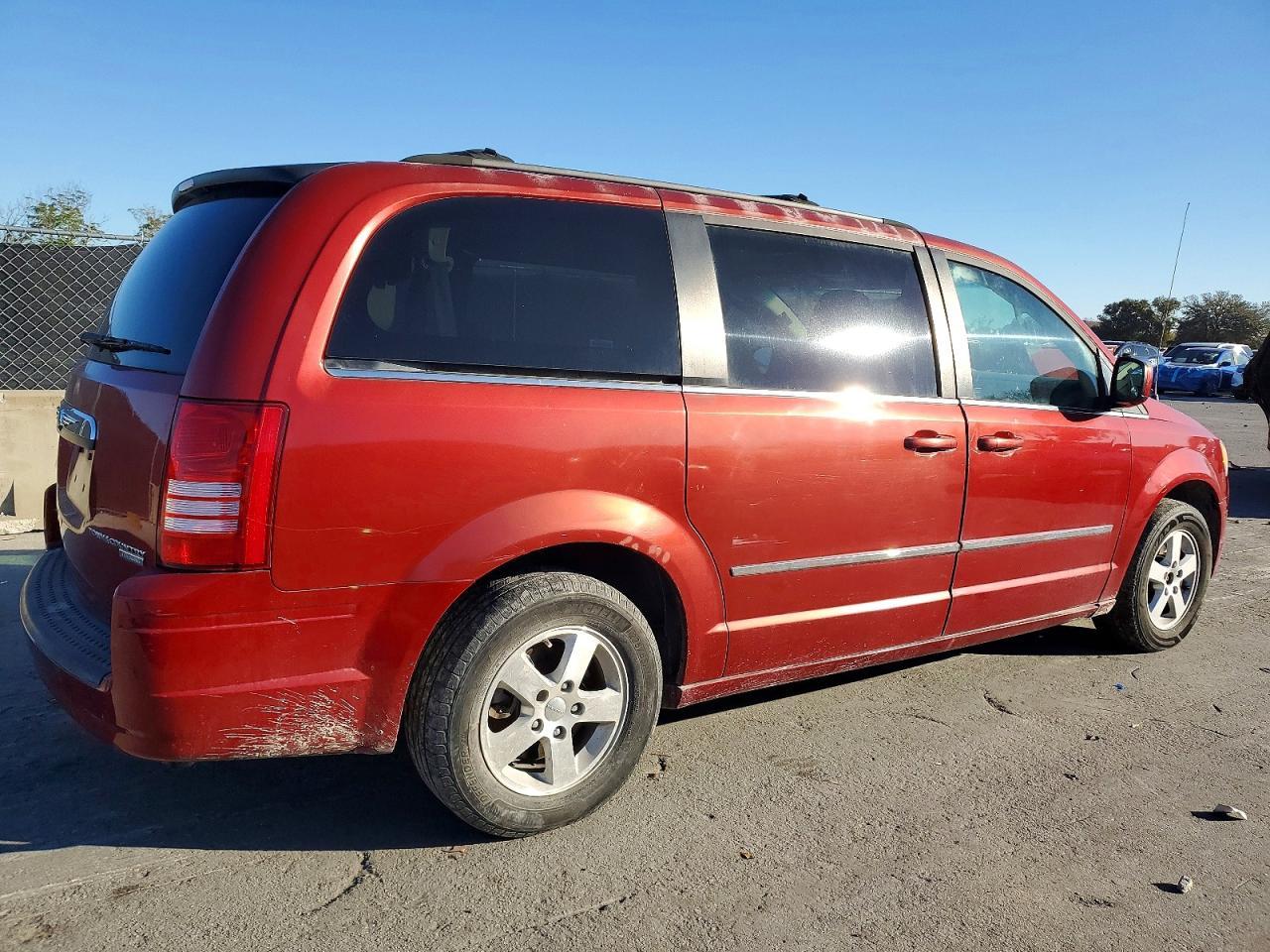 2010 Chrysler Town & Country Touring - Image 3
