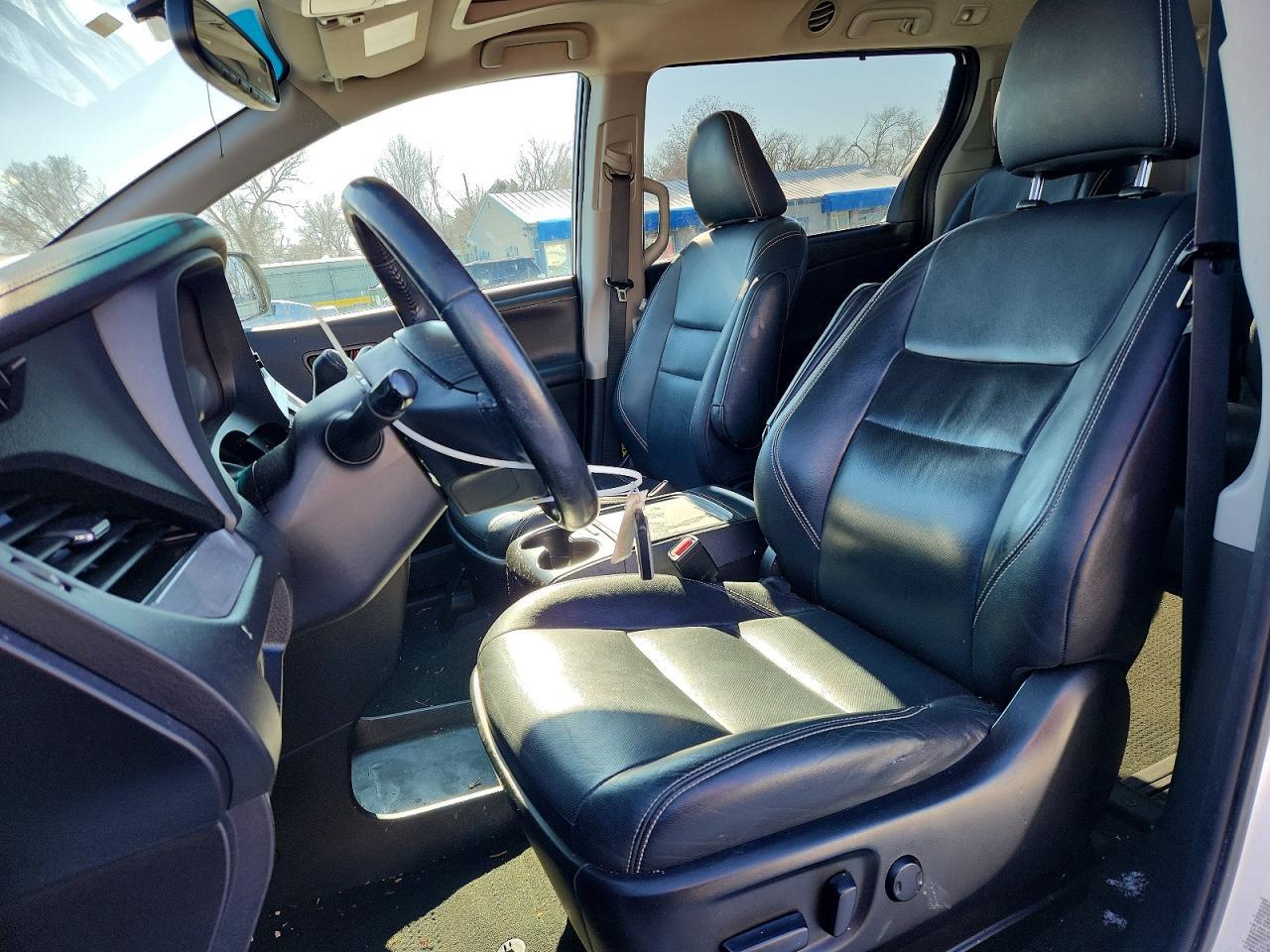 2015 Toyota Sienna Sport - Фото 7