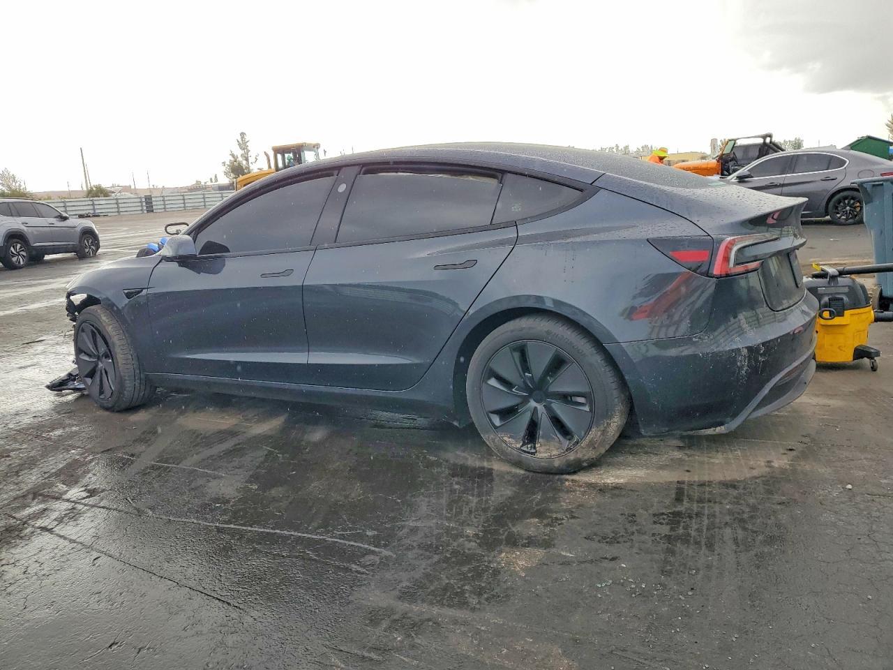 2025 Tesla Model 3 - Фото 2