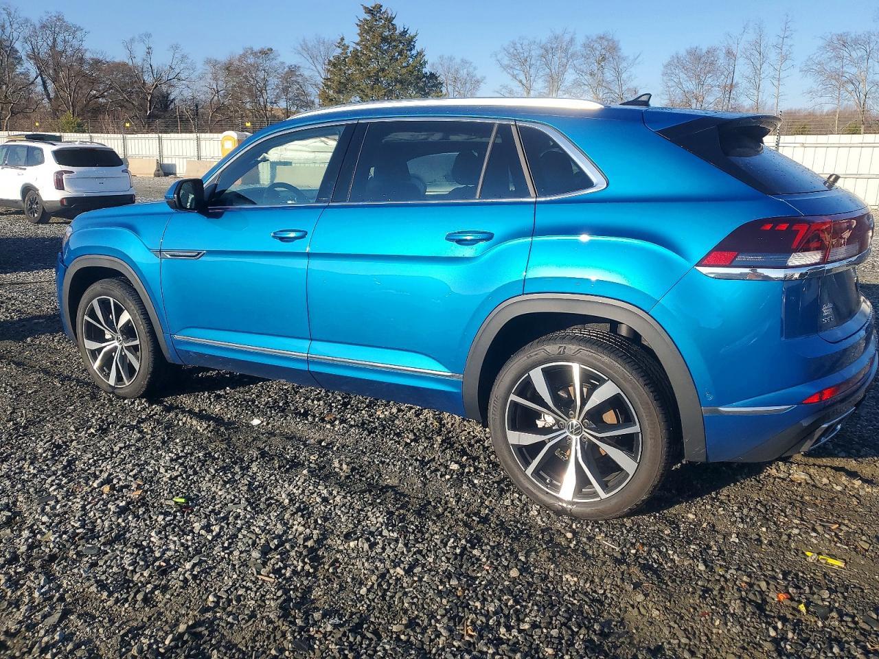 2024 Volkswagen Atlas Cross Sport Sel Premium R-Line - Image 2