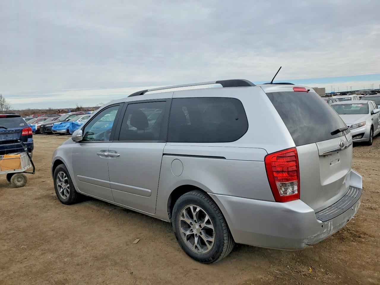2014 Kia Sedona Lx - Image 2