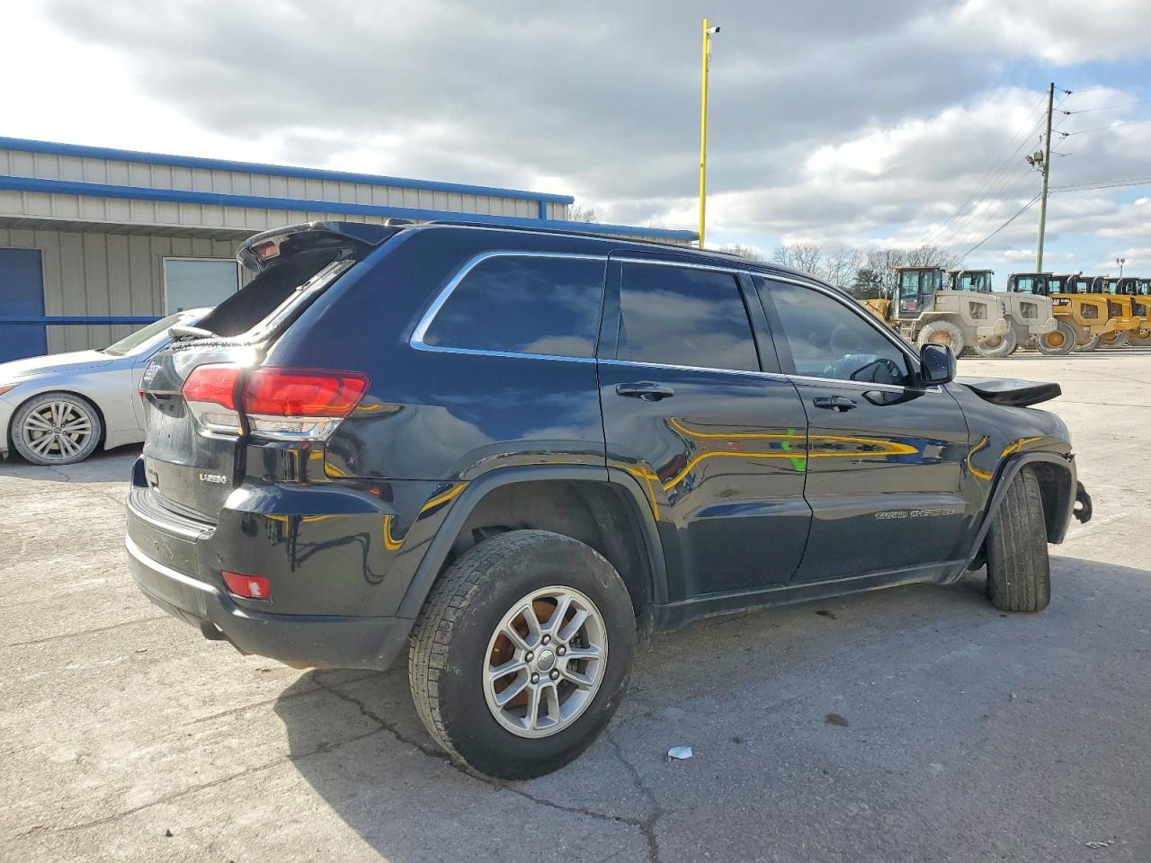 2020 Jeep Grand Cherokee Laredo - Image 3
