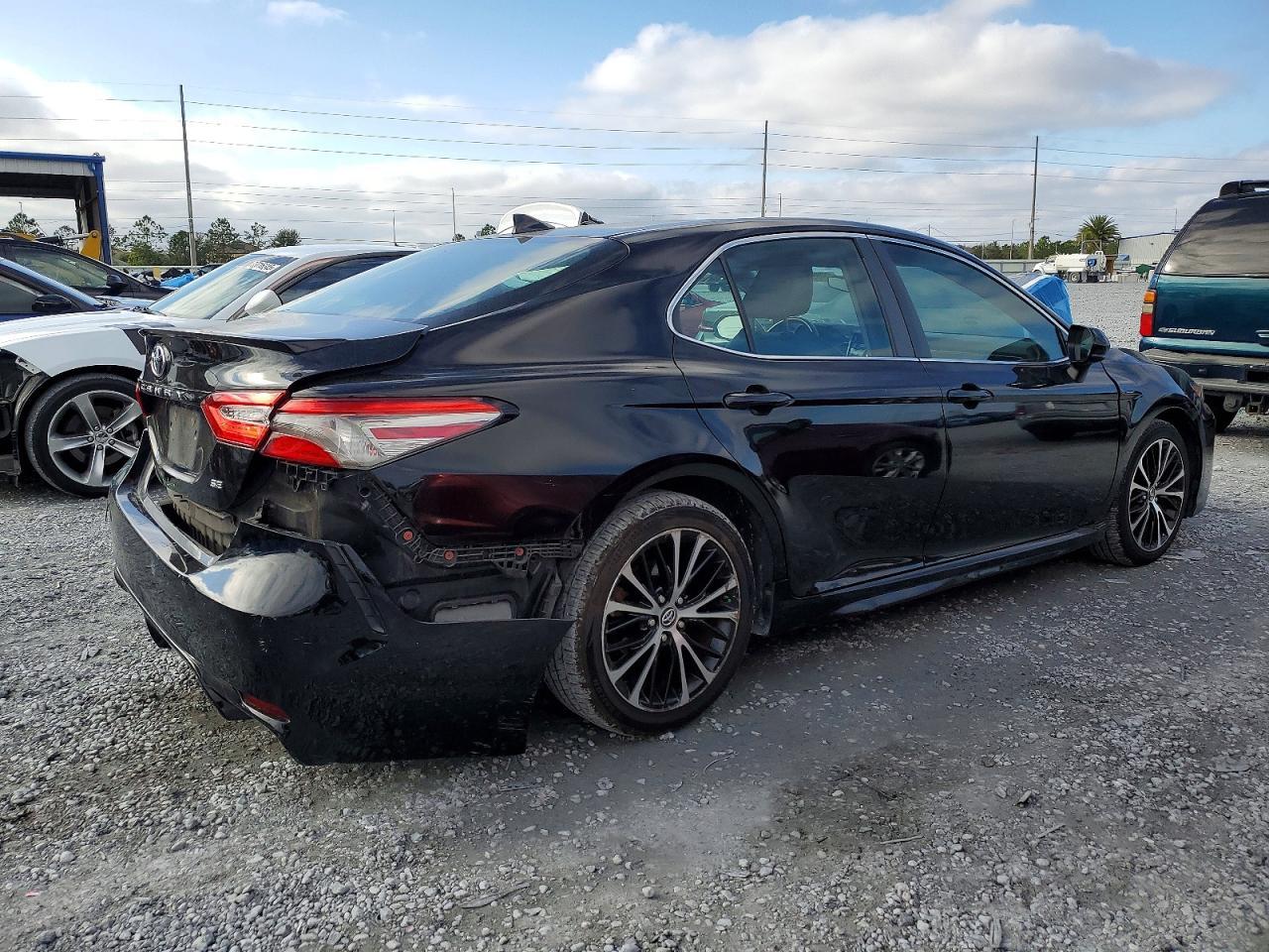 2019 Toyota Camry Se - Фото 3