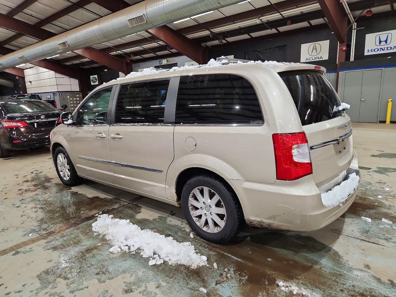 2013 Chrysler Town & Country Touring - Фото 2