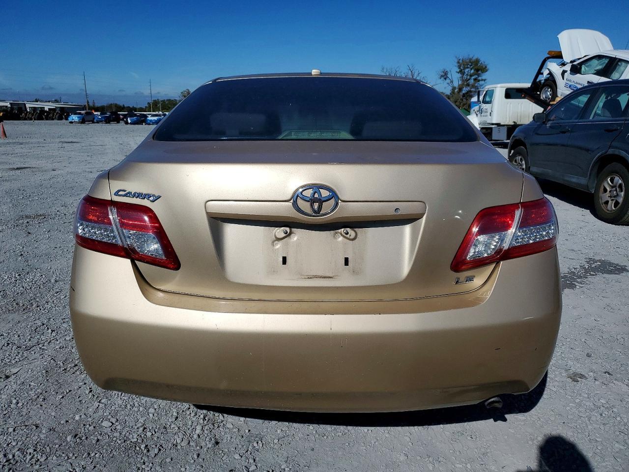 2011 Toyota Camry - Фото 6
